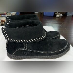Ugg Women’s moccasin ankle boot 7 black suede back zipper